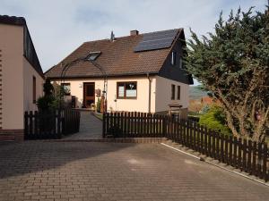 ein weißes Haus mit Sonnenkollektoren auf dem Dach in der Unterkunft Gästehaus Petra in Steinau an der Straße