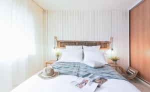 A bed or beds in a room at Lacatorce Apartment Még 24 kép