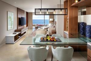 TV a/nebo společenská místnost v ubytování Grand Velas Los Cabos Luxury All Inclusive