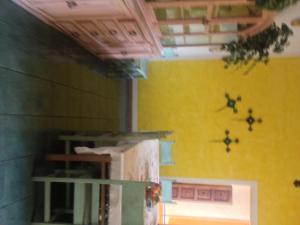 una habitación con una pared amarilla con pájaros en la pared en Casa Vilasanta, en Guadalajara