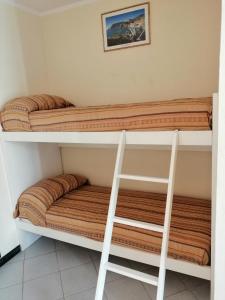 2 stapelbedden in een kamer met een ladder bij Appartamento per vacanze GAIA in Monterosso al Mare