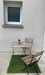 a wooden table and a bench next to a window at CHARMANT T2 PROCHE CENTRE VILLE PLAGE JARDIN DIOR 50 m2 in Granville