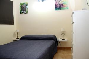コスタ・デ・アンティグアにあるDuplex Janeの小さなベッドルーム(ベッド1台、テレビ付)