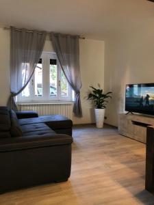 uma sala de estar com um sofá e uma televisão em caolzio39 em CastellʼArquato
