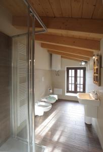 A bathroom at AGRITURISMO CORTE FONTANA