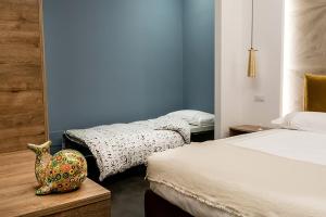 1 Schlafzimmer mit 2 Betten und einer Vase auf dem Tisch in der Unterkunft My Love Suite in Rom