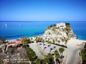 une île avec un château au sommet de l'océan dans l'établissement B&B Baia di Riaci Tropea, à Santa Domenica 43 autres photos