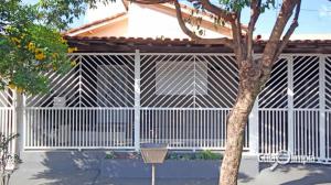 une clôture blanche devant une maison dans l'établissement Casa temporada Vovó Ilda, à Olímpia