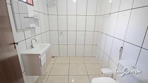 une salle de bains blanche avec toilettes et lavabo dans l'établissement Casa temporada Vovó Ilda, à Olímpia 20 autres photos