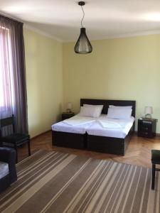 Cozy Guest House in Old Batumi客房内的一张或多张床位