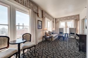 Posezení v ubytování Gaslamp Plaza Suites