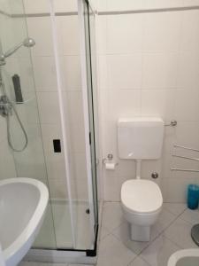 een badkamer met een toilet, een douche en een wastafel bij Appartamento per vacanze GAIA in Monterosso al Mare