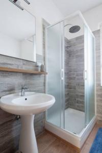 W łazience znajduje się umywalka i przeszklony prysznic. w obiekcie Casa Sterinella w mieście Follo Alto