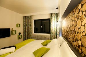 um quarto com uma grande cama branca com almofadas amarelas em Premium Apartment Sinaia em Sinaia