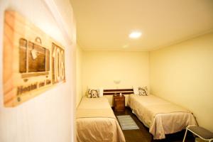 Una cama o camas en una habitación de Hostal del Rio
