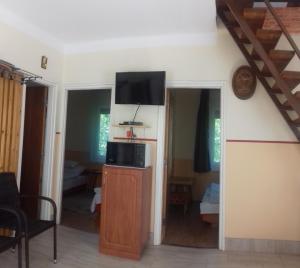 salon z telewizorem z płaskim ekranem na ścianie w obiekcie Arany apartman Zsóry w Mezőkövesd