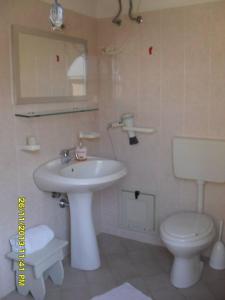 een badkamer met een witte wastafel en een toilet bij Bungalow a Triscina di Selinunte in Triscina