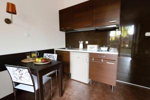 Kuchnia lub aneks kuchenny w obiekcie Pelikan Resort Dźwirzyno - Domki przy plaży