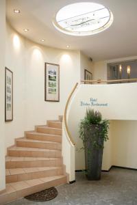 un escalier dans un bâtiment avec plafond circulaire dans l'établissement Hotel am Wallgraben, à Brilon