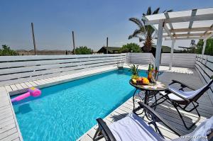 Бассейн в צימרים מעיינות האהבה или поблизости