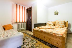 a bedroom with two beds and a window at Casa de vacanta Jeny in Novaci-Străini