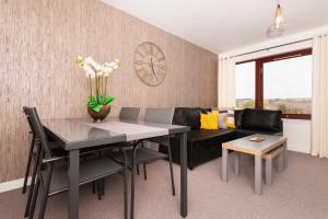 Un comedor con una mesa y un sofá. en No. 6 Apartment, en Inverness
