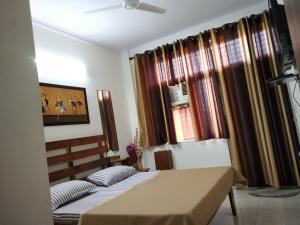 Postel nebo postele na pokoji v ubytování The Raveesh E24 - 2BHK Serviced Apartment
