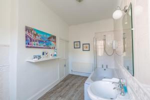 Een badkamer bij Ravenscraig House