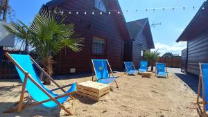grupa niebieskich krzeseł na piasku przed budynkiem w obiekcie Ośrodek Wypoczynkowy IGOR nad Jeziorem Żywieckim w Żywcu