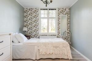 勒托普Pensionat Haga Öland的一间带床和窗户的白色卧室 更多91张照片