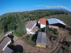 une vue aérienne sur une maison avec un toit dans l'établissement Casa Rural La Vallejera, à Tejeda de Tiétar