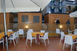 Restaurant o un lloc per menjar a Maniel Beach Hotel