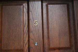 Una puerta de madera con el número seis. en Best Location Old Town, en Poznan