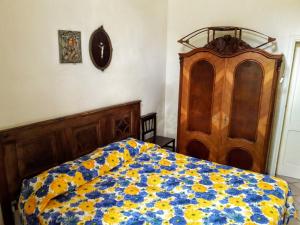una camera con letto e armadio in legno di Casa a Corte - Il Tramontana a Melendugno