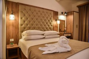 Una habitación de hotel con una cama con toallas. en Villa Dulcinea, en Ulcinj