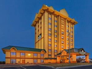 un edificio de hotel con un reloj encima en Country Inn & Suites by Radisson, Oklahoma City at Northwest Expressway, OK, en Oklahoma City