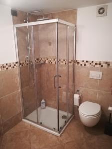 bagno con doccia e servizi igienici. di da Fabio a Castelfranco Veneto
