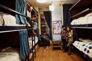 
two people in a room with bunk beds at Hostel Fish in Denver
