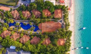 una vista aérea de un complejo con árboles y el océano en Mayan Princess Beach & Dive Resort, en West Bay