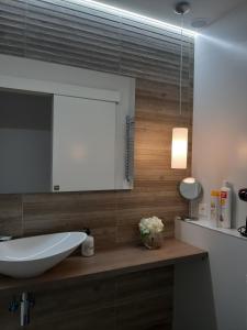 ein Badezimmer mit einem weißen Waschbecken und einem Spiegel in der Unterkunft La parada de Conde Aranda in Saragossa