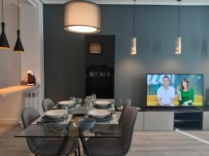 薩拉戈薩的住宿－La parada de Conde Aranda，一间带桌椅和电视的用餐室