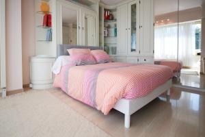 a bedroom with a bed with pink and white sheets at Appartement Luxueux 150m2 - Cannes in Cannes