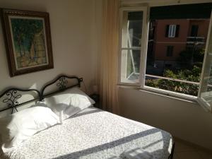 een slaapkamer met een bed en 2 ramen bij Casa Del Pruno in Monterosso al Mare