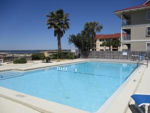 una gran piscina frente a un edificio en Romantic Island condo for 2 - Sunset Harbor 1-205 - Navarre Beach en Navarre