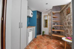 Kuchyňa alebo kuchynka v ubytovaní Aurora Tiny Apartment + 16 fotografií