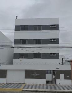 - un grand bâtiment en noir et blanc dans l'établissement Pousada Tchê Aprochega, à Pelotas