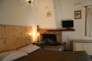 A bed or beds in a room at Borgo Di Fonni
