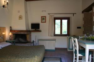 A television and/or entertainment centre at Borgo Di Fonni
