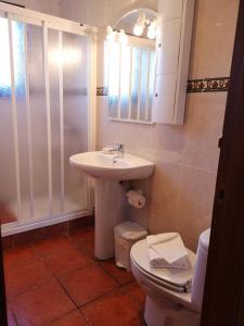 y baño con lavabo y aseo. en Apartamentos La Tarazana 4 en La Pereda de Llanes