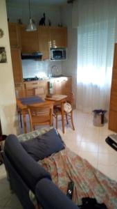een woonkamer en een keuken met een bank en een tafel bij Appartamento Correale in Napels